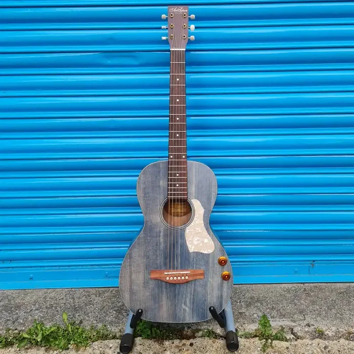 Art & Lutherie – Roadhouse Q-Discrete – Solid Top Parlour Electro Acoustic Guitar