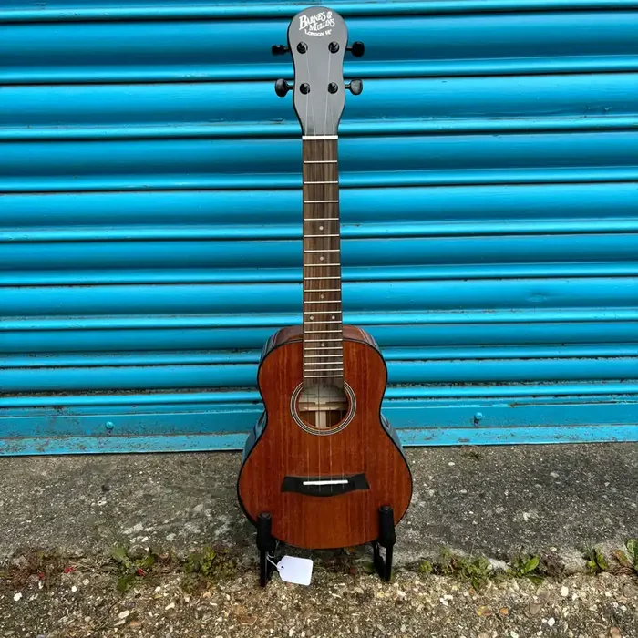 Barnes & Mullins BMUK10C All Solid Mahogany Concert Ukulele Inc. Padded Gig Bag