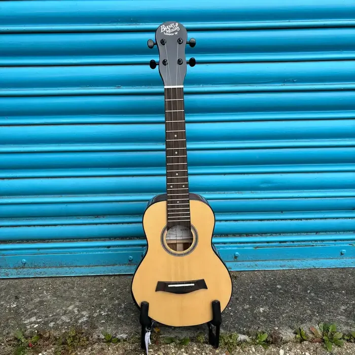 Barnes & Mullins BMUK11C Solid Spruce Ukulele Inc. Padded Gig Bag