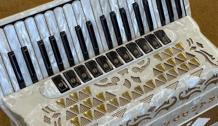 Brandoni Super Musette 37 key 120 bass piano accordion – Used