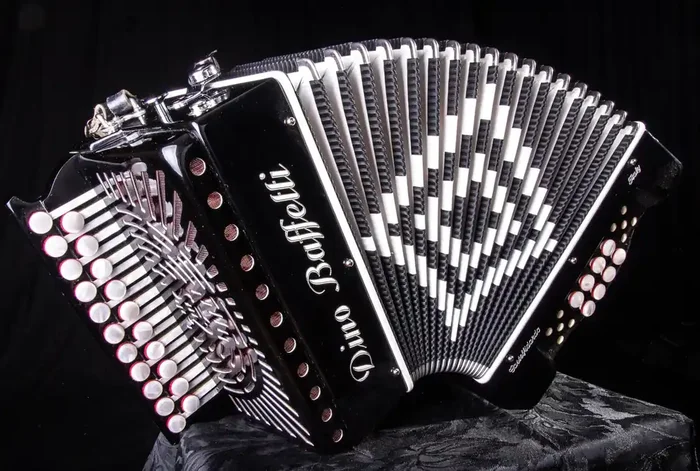 Dino Baffetti Black Pearl iii 3 voice 8 bass melodeon