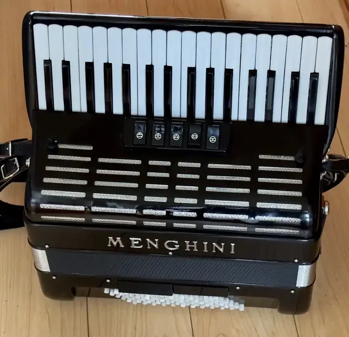 Menghini 34 key 72 bass piano accordion second hand