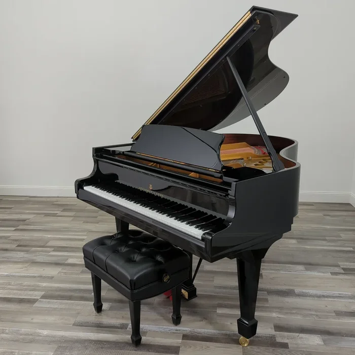 Steinway M (5’7 “) in Polished Ebony