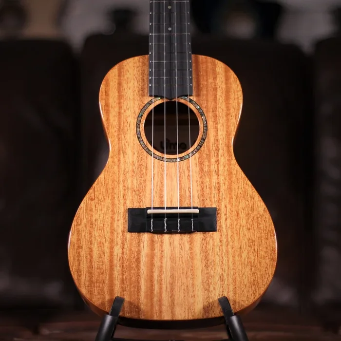 Uma UK-20SC Natural Concert Ukulele