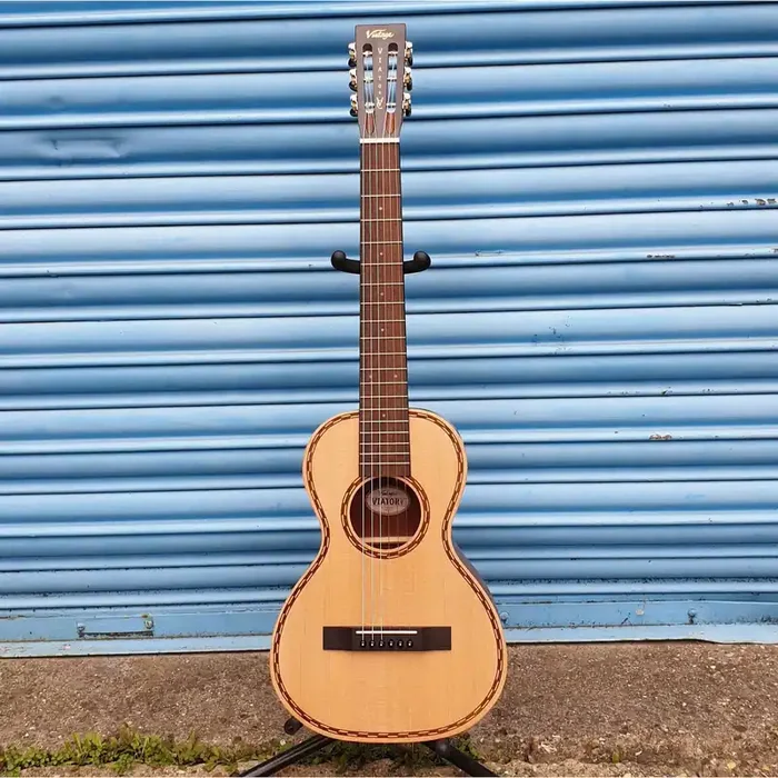 Vintage – Viator Nylon Strung Guitar (incl. Padded Gigbag)