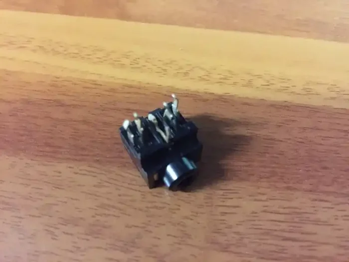 VM55210R mini headphone jack